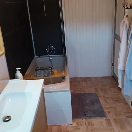 펜션 De Suzanne Avec Sauna Privatif